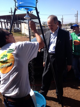 aaa AGRONEGÓCIO - A MAIOR FEIRA DA AGRICULTURA FAMILIAR COMEÇOU SEXTA FEIRA EM LENÇOIS PAULISTA/SP Deusimar das Abelhas fazendo a demonstração do chuveiro ecológico para o Ministro Aldo Rebelo