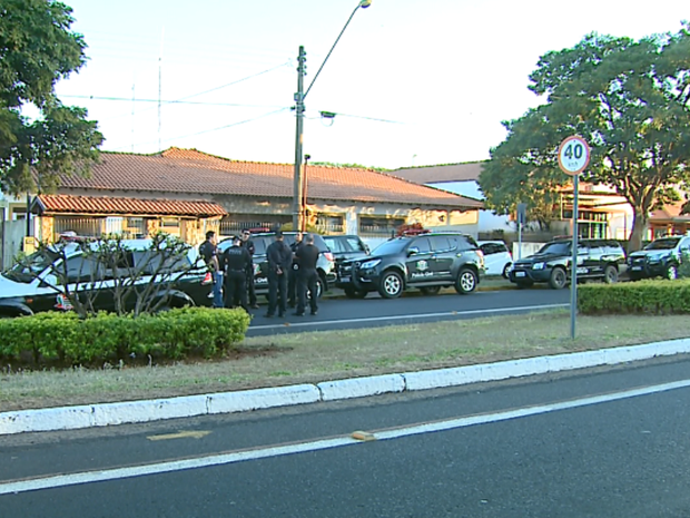aaababab foto 1 policia FRAUDE EM SEGUROS - QUADRILHA ROUBAVA MÁQUINAS AGRÍCOLAS DAS CIDADES E APLICAVAM O GOLPE NAS SEGURADORAS Cerca de 40 policiais participaram da operação 'Covil de Lobos' (Foto: Paulo Chiari/ EPTV)