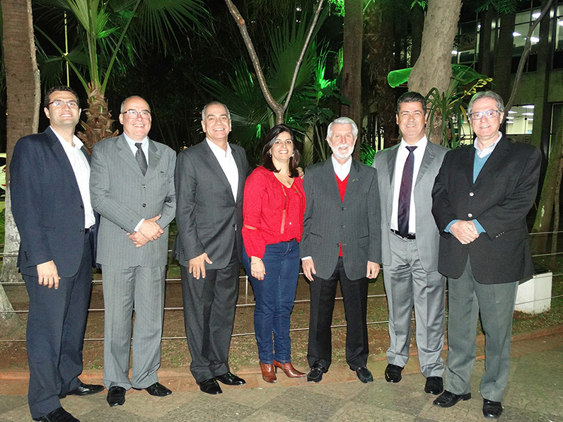 aaafo1o11 SEGUROS - TOKIO MARINE COMEMORA 56 ANOS EM ENCONTRO COM ASSOCIADOS DO CCS-SP Em evento exclusivo para os associados do Clube dos Corretores de Seguros de São Paulo, seguradora celebrou aniversário e expôs seu desempenho e metas. Paulo Bosisio, Evaldir Barboza de Paula, Valmir Rodrigues, Luciana Ferreira, Adevaldo Calegari, João Luiz de Lima e Paulo Meinberg