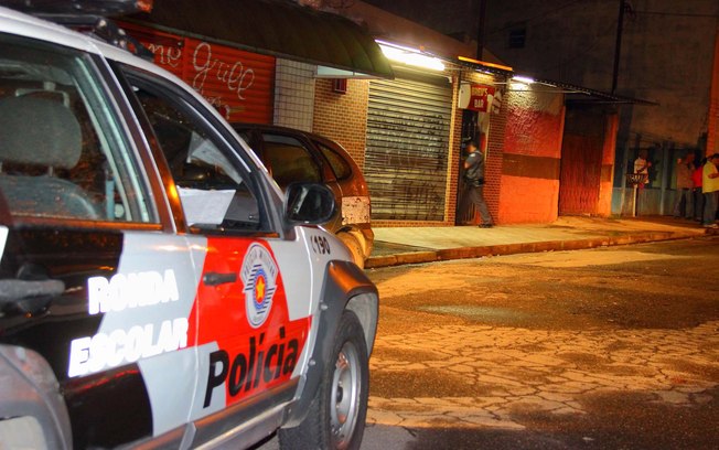 abba5339y8ywrmkfz32qc1qsz9749 SEGURANÇA - UMA SÉRIE DE ATAQUES DEIXA 20 MORTOS E NOVE FERIDOS NA GRANDE SÃO PAULO Em Osasco, 17 pessoas foram mortas. Já em Barueri aconteceu três assassinatos. Crimes aconteceram em duas horas e meia.
