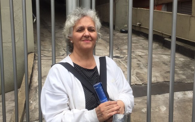 E 2 ENEM 2015 - AS PROVAS ACONTECEM NESTE SÁBADO E DOMINGO Ana Paulino, de 58 anos, veio acompanhar a filha, Mikaella, que está fazendo o Enem pela primeira vez - Laís Martins/iG São Paulo.