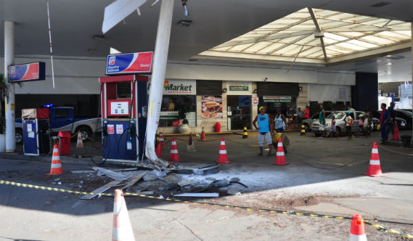 Foto 1 IMPRUDÊNCIA OU SUICÍDIO ? - JOVEM DE 27 ANOS MORRE APÓS SE ENVOLVER EM DOIS ACIDENTES Veículo invadiu posto de combustível, colidiu em pilastra e dono teria fugido do local após acidente - Foto: Reginaldo Ipê