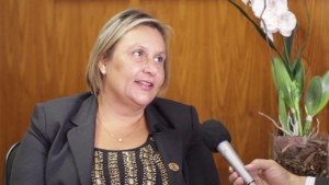 Magali1 APTS - PALESTRA DO MEIO-DIA: "PRÁTICA ATUARIAL E LONGEVIDADE" Magali Rodrigues Zeller - Graduada em Ciências Atuariais pela PUC- SP e Ciências Contábeis pelas Faculdades Oswaldo Cruz é - Perita Judicial Atuarial em diversas Comarcas e Assistente Técnico