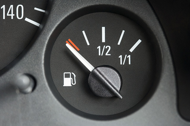 petrol gauge ALERTA - ENTENDA PORQUE NUNCA DEVE DIRIGIR COM A RESERVA DE COMBUSTÍVEL Fuel Gauge --- Image by © Image Source/Corbis