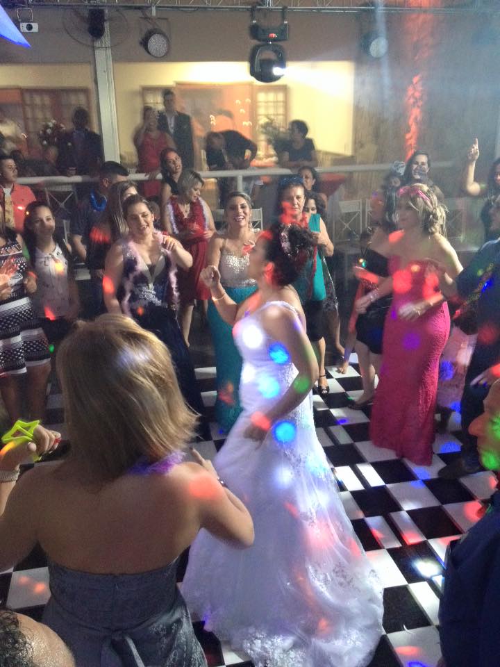 17 CASAMENTO DA RENATA E DO EDVANIO Detalhe da Pista de Dança: Musica “Elas estão descontroladas”....
