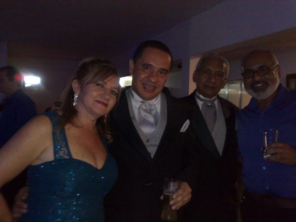 300 CASAMENTO DA RENATA E DO EDVANIO Alguns dos convidados: Claudia, Rubens, Florisvaldo e Luiz Carlos