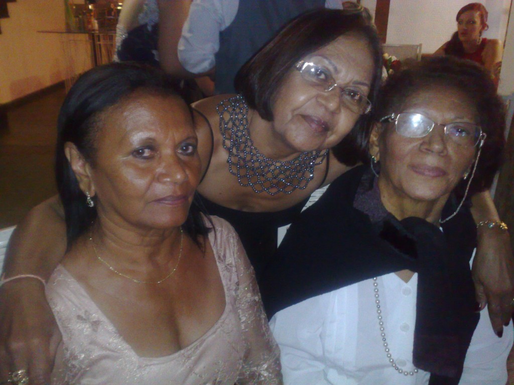 304 CASAMENTO DA RENATA E DO EDVANIO Alguns dos convidados: Filomena, Varlene e Vanderlina