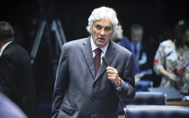 Delcidio LAVAJATO - EM VOTAÇÃO ABERTA, O SENADO DECIDE MANTER A PRISÃO DE DELCÍDIO AMARAL Delcídio Amaral - Senadores decidiram por 59 votos a 13 que o político deve ser mantido preso em decorrência da Operação Lava Jato. É a primeira vez que um senador em exercício é preso na história da República
