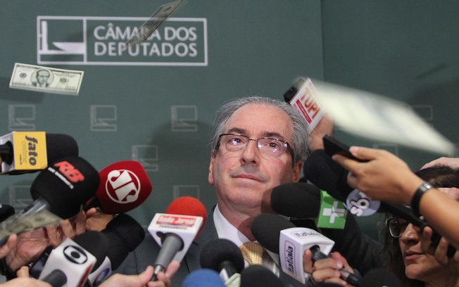 Foto 1 POLÍTICA - EDUARDO CUNHA RECEBE “CHUVA DE DÓLARES” AO DAR ENTREVISTA NA CÂMARA DOS DEPUTADOS Notas de US$ 100 com a foto de Cunha foram espalhadas pela Câmara nesta quarta-feira (4) - Alan Sampaio / iG Brasília