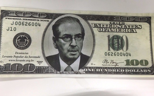 Foto 2 POLÍTICA - EDUARDO CUNHA RECEBE “CHUVA DE DÓLARES” AO DAR ENTREVISTA NA CÂMARA DOS DEPUTADOS Eduardo Cunha foi parar em notas de US$ 100 durante protesto na Câmara nesta quarta-feira