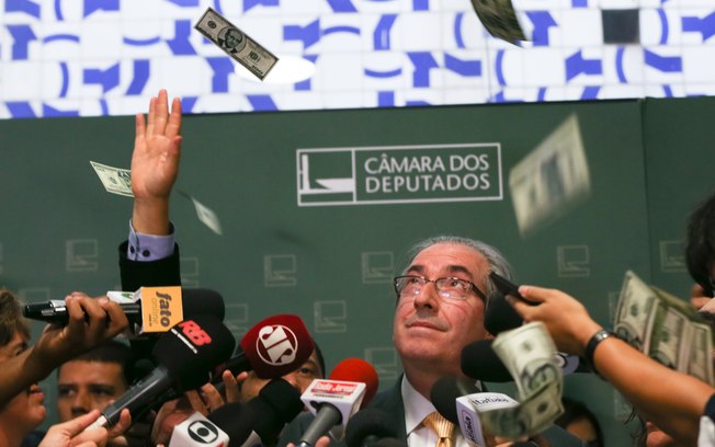 Foto 3 POLÍTICA - EDUARDO CUNHA RECEBE “CHUVA DE DÓLARES” AO DAR ENTREVISTA NA CÂMARA DOS DEPUTADOS Logo depois do protesto com chuva de dólares, Eduardo Cunha seguiu para o plenário da Câmara e presidiu a sessão - Lula Marques/Agência