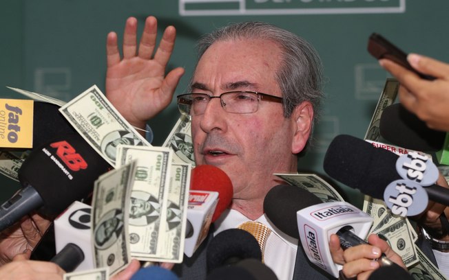 Foto 4 POLÍTICA - EDUARDO CUNHA RECEBE “CHUVA DE DÓLARES” AO DAR ENTREVISTA NA CÂMARA DOS DEPUTADOS O presidente da Câmara tem sido alvo frequente de protestos