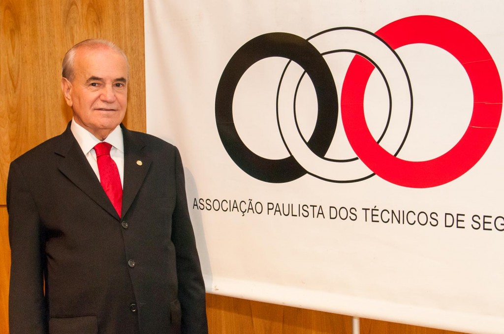 Osmar APTS - FESTA DE POSSE MARCA O INÍCIO DE NOVA FASE DA ENTIDADE Depois de 18 anos, Osmar Bertacini retorna ao comando da entidade com disposição para trabalhar pela disseminação da técnica de seguros