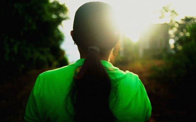 VIOLENCIA 1 VIOLÊNCIA CONTRA A MULHER - 18 ANOS: A IDADE MAIS PERIGOSA PARA MULHERES NO BRASIL Sete entre 10 atendimentos médicos a mulheres foram causados por agressões de conhecidos, como parentes e parceiros - Quase 30% dos assassinatos de mulheres acontecem dentro de casa; morrem 66,7% mais mulheres negras do que brancas