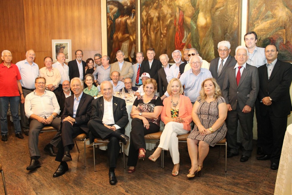 Homenagem dos Amigos da CIS comove Plácido da Rocha Miranda. Ex-presidente da extinta Companhia Internacional de Seguros se emociona ao rever antigos colabores da empresa, durante o 5º Encontro dos Amigos da CIS. 