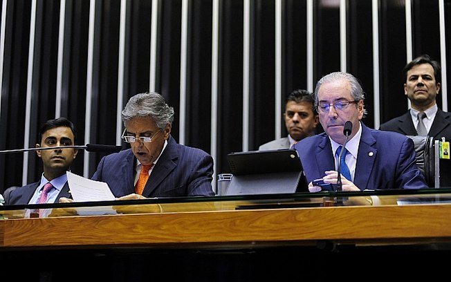 Camara 1 CÂMARA DÁ INÍCIO AO PROCESSO DE IMPEACHMENT DA PRESIDENTE DILMA ROUSSEFF 1º secretário da Mesa Diretora, deputado Beto Mansur (PRB-SP) lê o pedido de impeachment protocolado na Casa contra a presidente Dilma Rousseff - Ao oficializar abertura do processo, Eduardo Cunha (PMDB-RJ) destacou proximidade da petista com alvos da Lava Jato.