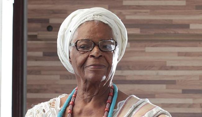 sTELA RELIGIOSIDADE E CONSCIÊNCIA AMBIENTAL - PRESENÇA, SIM! PRESENTE, NÃO Maria Stella de Azevedo Santos | Iyalorixá do Ilê Axé Opô Afonjá opoafonja@gmail.com