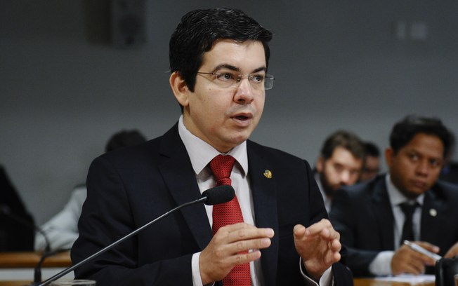 Senador CORRUPÇÃO - CPI DO HSBC PODE REVELAR O MAIOR CASO DE EVASÃO FISCAL DO PAÍS Senador Randolfe Rodrigues (Rede-AP) acredita que CPI poderá analisar e descobrir irregularidades nas transações dos correntistas brasileiros que abriram conta na filial do HSBC em Genebra - Senador comemora "conquista enorme" do compartilhamento de dados pela Justiça francesa, autorizado nesta semana, e diz que agora a investigação "só não avança se não quiser".