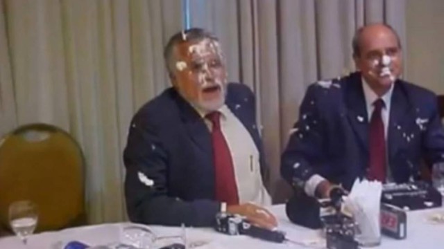 jose genoino torta COLUNA DO AGENOR - UMA HISTÓRIA “LAMBUZADA” Manifestante joga torta na cara de Genoíno, então Presidente do PT, em 2003, em Porto Alegre