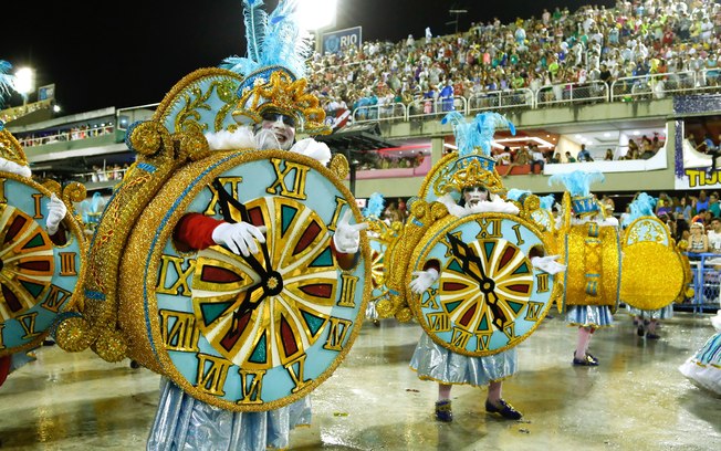 F3 CARNAVAL 2016 - CRISE FORÇA TROCA DE PLUMAS POR PALHAS, MAIS ESCOLAS PROMETEM EXUBERÂNCIA NA AVENIDA O desfile da Unidos de Vila Isabel teve o maestro Isaac Karabtchevsky como tema em 2015