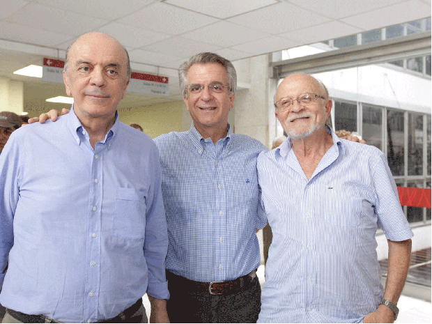 Vereador Andrea Matarazzo (centro) durante votação das prévias do PSDB com José Serra (esq.) e Alberto Goldman (dir.) (Foto: Divulgação assessoria Matarazzo)