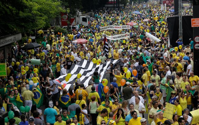 Manifestantes empunham bandeira do Estado de São Paulo em ato na Av. Paulista, neste domingo - Para PM, 1,4 milhão de pessoas estiveram em ato somente em São Paulo.