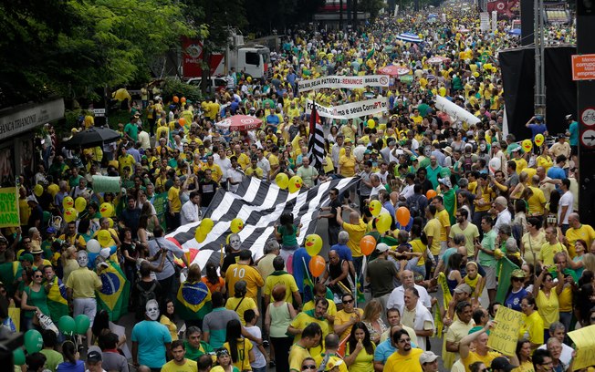 Ato GRUPOS ANTI-DILMA FAZEM O MAIOR PROTESTO DA HISTÓRIA NO PAÍS Manifestantes empunham bandeira do Estado de São Paulo em ato na Av. Paulista, neste domingo - Para PM, 1,4 milhão de pessoas estiveram em ato somente em São Paulo.