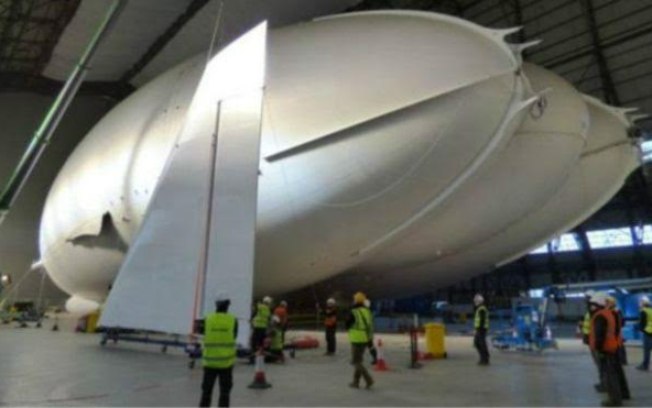 Avião 1 AVIAÇÃO - MISTO DE AVIÃO, HELICÓPETRO E DIRIGIVEL: MAIOR AERONAVE ESTÁ PRONTA PARA TESTES O Airlander 10: híbrido tem 92 metros de comprimento, 18 a mais do que o Airbus 380 - Idealizada por militares americanos, nave pousa verticalmente em diversas superfícies e saiu do papel graças a financiamento de governos europeus e campanha de doações na internet.