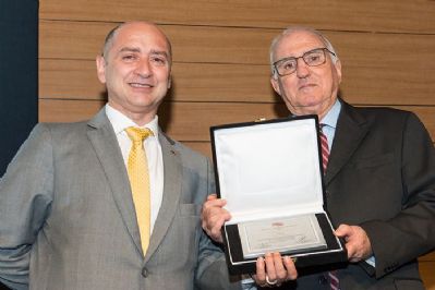 Ayrton Pimentel SEGUROS: CVG-SP CONCEDE TÍTULO DE SÓCIO HONORÁRIO A AYRTON PIMENTEL Dilmo Bantim Moreira entrega a placa de homenagem ao Dr. Ayrton Pimentel