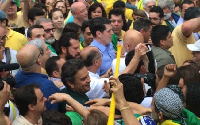 F2 O "DAY AFTER" - DEZ CENAS QUE MARCARAM AS MANIFESTAÇÕES DESTE DOMINGO Alckmin e o senador mineiro Aécio Neves chegaram a ser hostilizados.