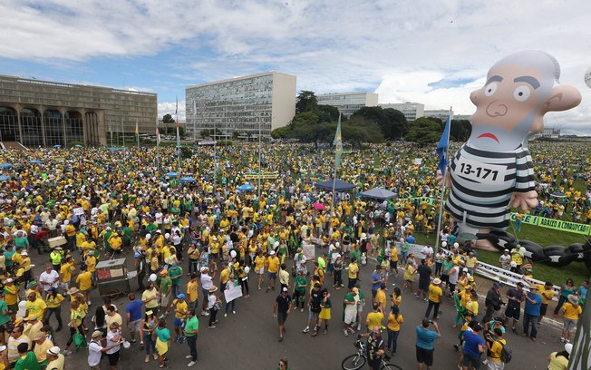 Em Brasília, manifestantes levaram o Pixuleco – boneco de Lula vestido de presidiário – para o protesto.