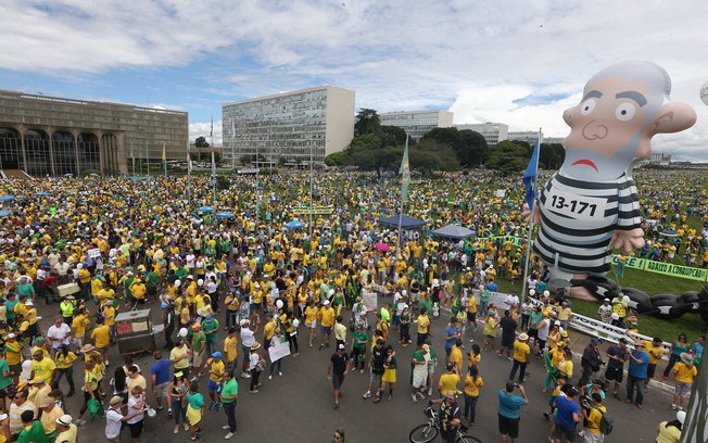 F6 O "DAY AFTER" - DEZ CENAS QUE MARCARAM AS MANIFESTAÇÕES DESTE DOMINGO Em Brasília, manifestantes levaram o Pixuleco – boneco de Lula vestido de presidiário – para o protesto.