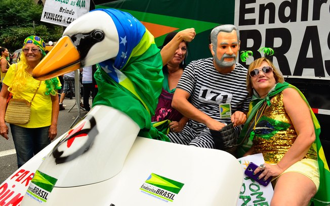 F9 O "DAY AFTER" - DEZ CENAS QUE MARCARAM AS MANIFESTAÇÕES DESTE DOMINGO Pedalinho no sítio de Atibaia (SP), usado pela família de Lula, serviu de inspiração no ato.