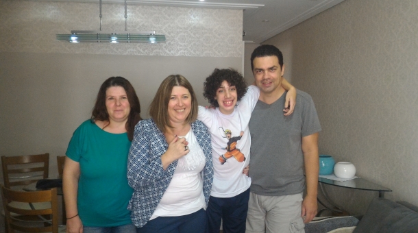Gustavo SAÚDE - VIVER COM MICROCEFALIA Gustavo, de 13 anos, e sua família - Rose, mãe de Gustavo, de 13 anos, fala das dificuldades na época do diagnóstico e de como é criar um adolescente com microcefalia - 'O primeiro ano foi de terapia, de não aceitação’.