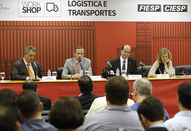 Workshop do Deinfra, da Fiesp, sobre rodovias. Foto: Helcio Nagamine/Fiesp. Da esquerda à direita: Diretor do Departamento de Infraestrutura da Fiesp (Deinfra), Ramon Alcaraz, Vice-Presidente da empresa de concessão de infraestrutura CCR, Ricardo Castanheira, Diretor-Executivo da AD Corretora de Seguros e Especialista em Seguros e Garantias para licitações e concessões, André Dabus e a Advogada e sócia da Madrona Advogados, Roseane Menezes Lohbauer