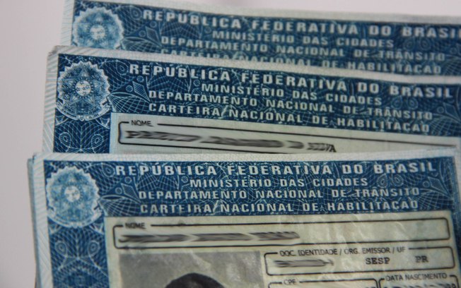CNH CNH VENCIDA? SAIBAM QUAIS SÃO OS PASSOS PARA A RENOVAÇÃO O motorista que precisa renovar a Carteira Nacional de Habilitação deve pagar algumas taxas - Para economizar tempo, motorista pode começar o processo pela internet; carteira pode ter validade de até 5 anos, mas no caso dos condutores acima de 65 anos, período é de até 3 anos.