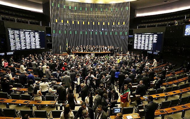 PT3 POLÍTICA - DEPUTADOS INICIAM A VOTAÇÃO QUE DEFINE O FUTURO DA PRESIDENTA DILMA ROUSSEFF A expectativa da Mesa da Câmara dos Deputados é que a votação comece por volta de 16h30