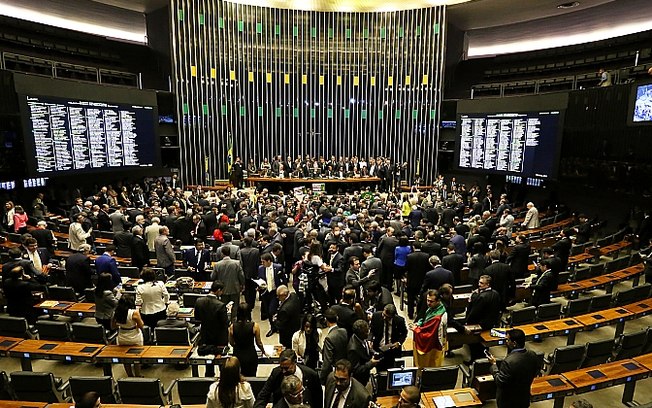 A expectativa da Mesa da Câmara dos Deputados é que a votação comece por volta de 16h30