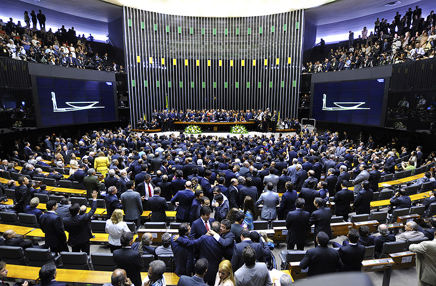 Sessão, que começará às 8h55, terá fala de autores do pedido e da defesa. - Votação no plenário está prevista para ocorrer na tarde de domingo (17).