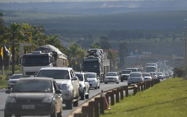 Motoristas terão até julho de 2016 para se acostumarem à nova regra, que foi sancionada nesta terça-feira por Michel Temer - Condutor que não mantiver o farol baixo ligado em rodovias poderá ser multado.