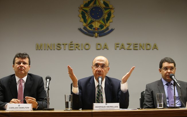 Ministerio MINISTÉRIO DA FAZENDA - A VOLTA DA CONFIANÇA E GRADUAL, DIZ MEIRELES Henrique Meirelles, acompanhado do ex-diretor do Banco Central, Carlos Hamilton e do economista Mansueto Almeida, durante anúncio dos nomes da nova equipe econômica - Ministro insistiu que a retomada da confiança vai evoluir com a reforma da Previdência e a divulgação das medidas fiscais