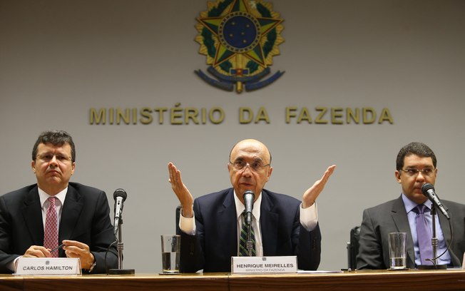  Henrique Meirelles, acompanhado do ex-diretor do Banco Central, Carlos Hamilton e do economista Mansueto Almeida, durante anúncio dos nomes da nova equipe econômica - Ministro insistiu que a retomada da confiança vai evoluir com a reforma da Previdência e a divulgação das medidas fiscais 