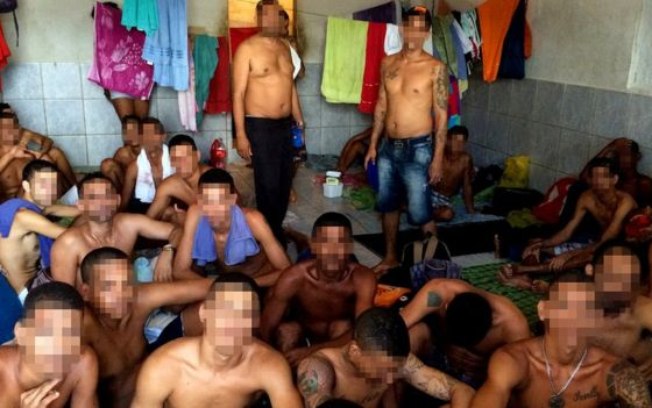 Foto 1 1 POPULAÇÃO CARCERÁRIA - A MAIOR CADEIA DO PAÍS TEM FAVELA E ÁREA “MINHA CELA, MINHA VIDA” PARA PRESOS VIP Localizado a 7 km do centro do Recife, Curado é o maior do Brasil em população carcerária - Para conseguir uma vaga na "área VIP" no complexo de Curado, o detento precisa pagar cerca de R$ 120 por semana.
