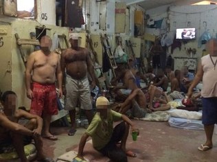 Foto 3 1 POPULAÇÃO CARCERÁRIA - A MAIOR CADEIA DO PAÍS TEM FAVELA E ÁREA “MINHA CELA, MINHA VIDA” PARA PRESOS VIP Desde 2008, o Estado brasileiro é denunciado por problemas como superlotação carcerária - CÉSAR MUÑOZ ACEBES / HUMAN RIGHTS WATCH. 2015.