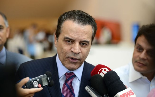 ao4zsrzm997g21c176as7v517 POLITICA - CAI O TERCEIRO MINISTRO DO GOVERNO TEMER Citado em delação, Henrique Eduardo Alves pede demissão do Ministério do Turismo - Henrique Eduardo Alves segue os caminhos de Romero Jucá e Fabiano Silveira ao deixar governo.