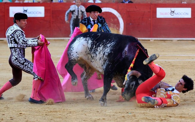 Victor Barrio morreu em Teruel, no leste do país; tourada estava sendo transmitida ao vivo na TV neste sábado (09/07/2016) - O toureiro de 29 anos, teve o peito perfurado por um touro na cidade de Teruel - Espanha. É o 1º a  morrer em arena espanhola no século.