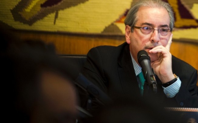 Edu Cunha Renun POLITICA - EDUARDO CUNHA RENUNCIA Á PRESIDÊNCIA DA CÂMARA DOS DEPUTADOS Deputado federal anunciou nesta quinta-feira que abre mão do cargo, mas que continuará exercendo mandato parlamentar - Presidente da Câmara dos Deputados, Eduardo Cunha (PMDB-RJ), informou que vai aguardar a escolha do líder do PP para definir as comissões permanentes da Casa.