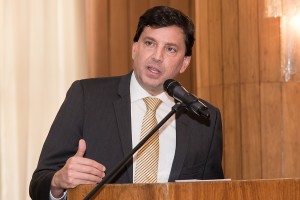 Floriano Pesaro SEGUROS - RECEBIDO PELO CC-SP, O SECRETÁRIO FLORIANO PESARO MANIFESTA CONFIANÇA NOS RUMOS DA POLÍTICA O secretário analisou o atual momento de transição na política, destacou os acertos do governo federal e concluiu que o país está no rumo certo.