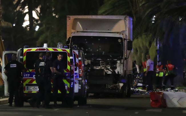 França TERROR - ATAQUE COM CAMINÃO DEIXA AO MENOS 60 MORTOS NA FRANÇA Passageiros do caminhão também atearam fogo contra as pessoas presentes na comemoração