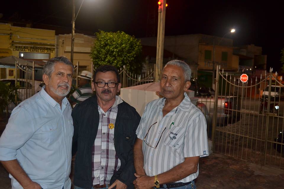 Monte Santo 1 MONTESANTENSE FAZ LANÇAMENTO DO SEU LIVRO EM SUA CIDADE NATAL Jose Raimundo (Jornlista da Rede Globo de Televisão) Deusimar da Abelha (Apicultor e Agronomo) e Florisvaldo dos santos (Consultor de Seguros)